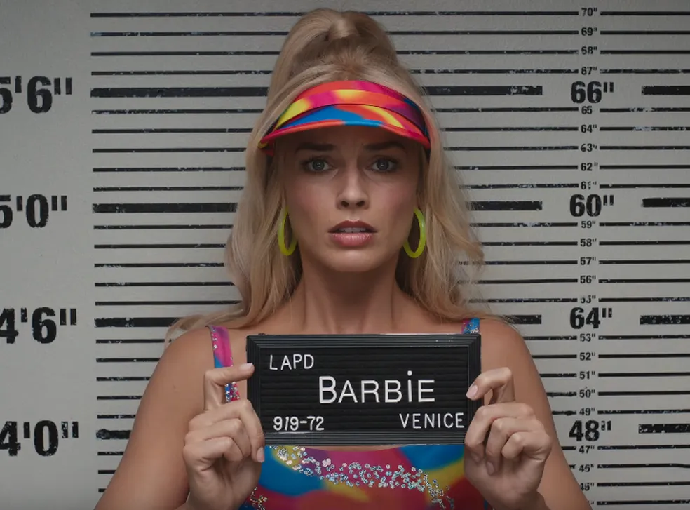Imagem Ilustrando a Notícia: Confusões, dança e muita diversão: Novo trailer de Barbie é liberado; Confira
