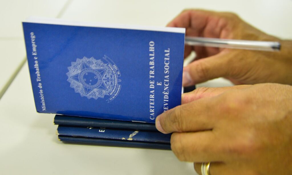 Imagem Ilustrando a Notícia: Caged: Brasil abre 180 mil vagas com carteira assinada em abril