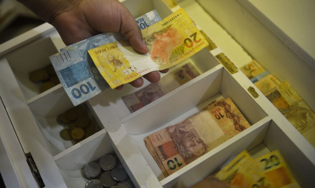 Imagem Ilustrando a Notícia: Brasileiros usam cada vez menos dinheiro em espécie, diz BC