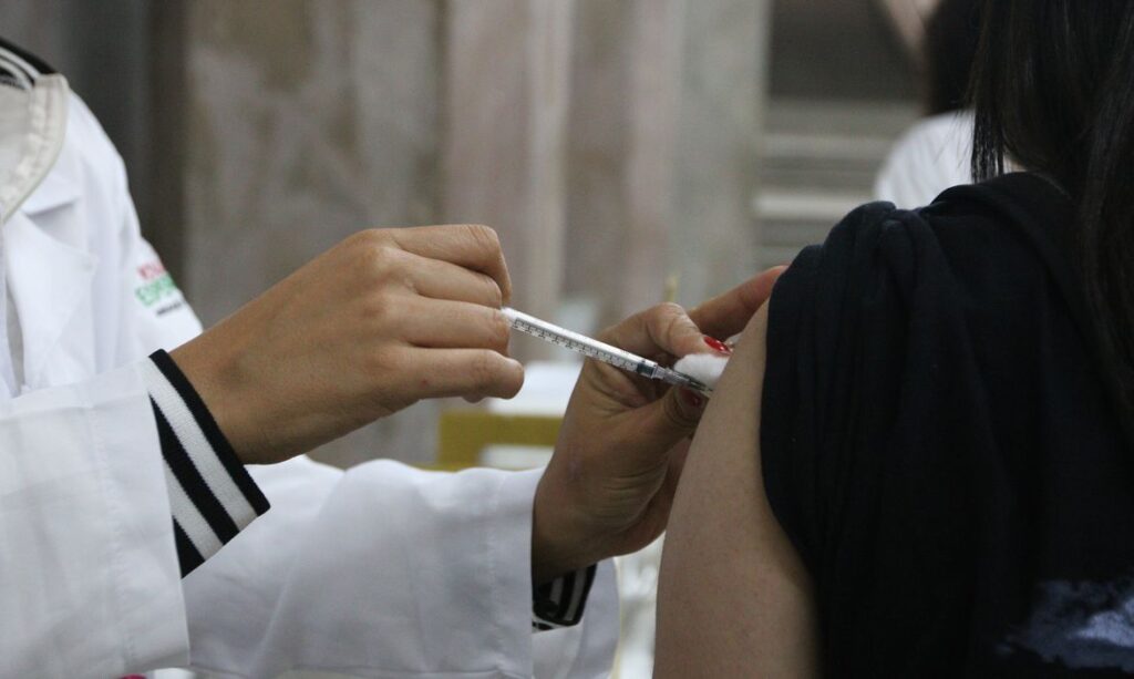 Imagem Ilustrando a Notícia: Brasil tem 16 milhões de vacinados com dose bivalente contra covid-19