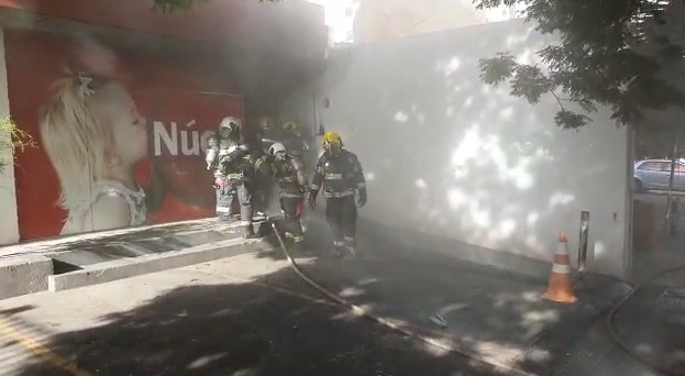 Imagem Ilustrando a Notícia: Vídeo: laboratório clínico pega fogo no Setor Oeste, em Goiânia