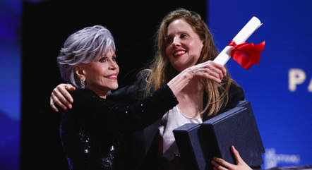 Imagem Ilustrando a Notícia: Jane Fonda joga prêmio na cabeça de diretora em Festival de Cannes