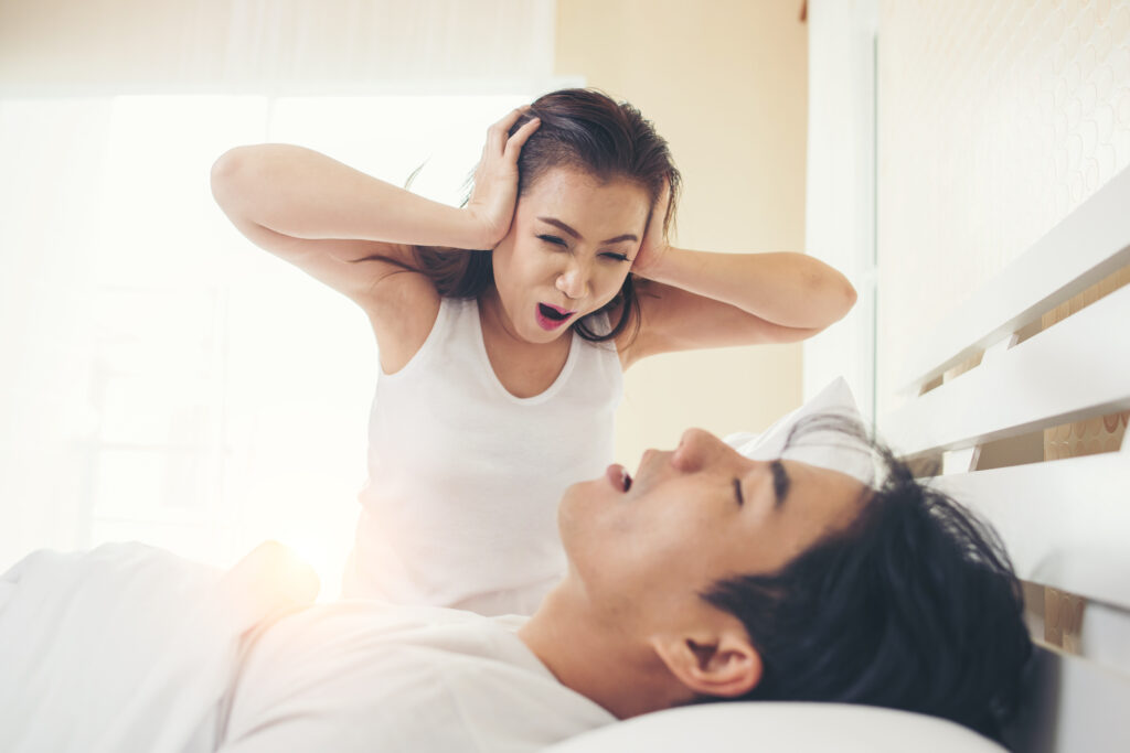 Imagem Ilustrando a Notícia: Estudo: ronco pode aumentar o risco do parceiro na cama ter um AVC