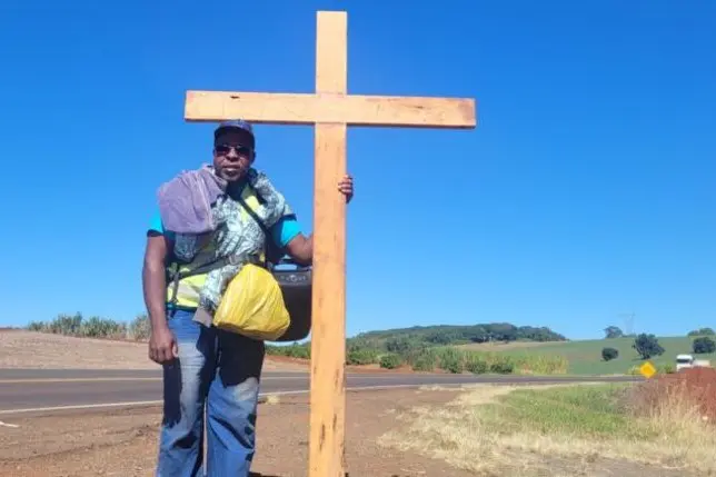 Imagem Ilustrando a Notícia: Peregrino carrega cruz de 30kg por 160km até santuário, no Paraná