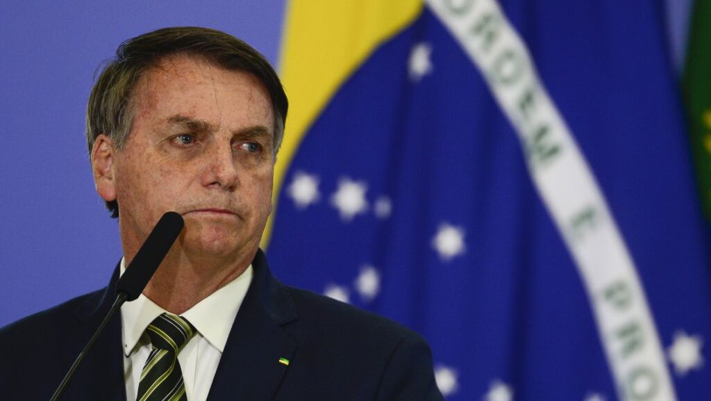 Imagem Ilustrando a Notícia: Polícia Federal faz busca e apreensão na casa de Jair Bolsonaro e prende ex-ajudante de ordens