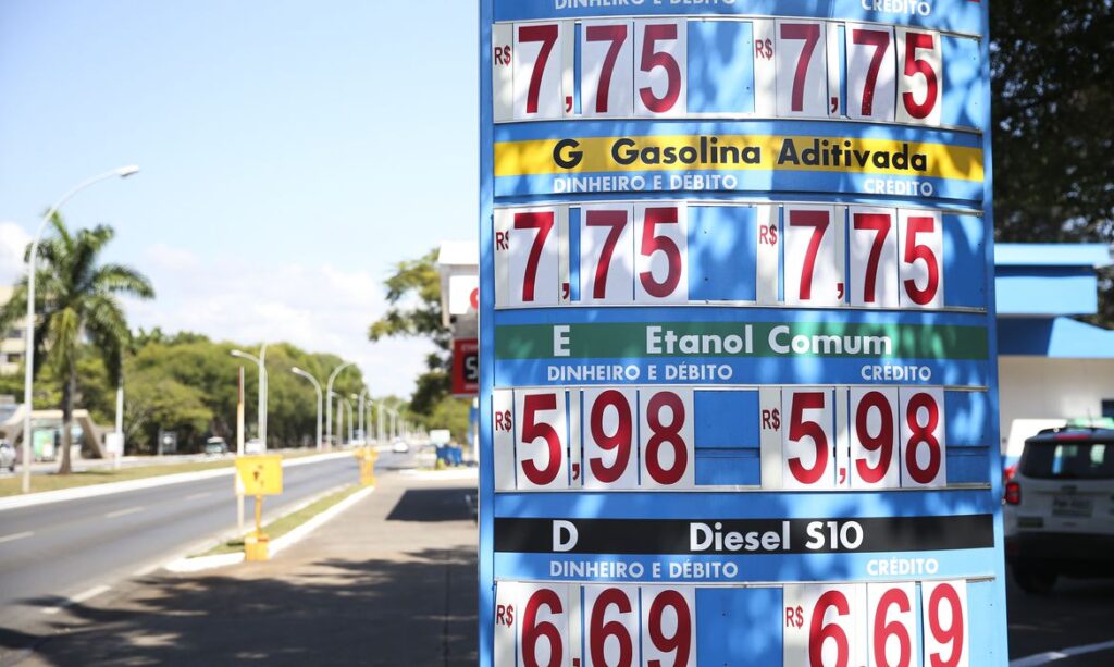 Imagem Ilustrando a Notícia: Entenda o que muda na política de preços dos combustíveis