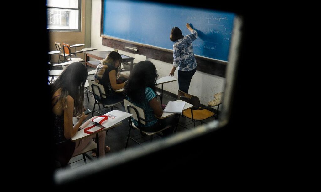 Imagem Ilustrando a Notícia: Pesquisa mostra por que brasileiros deixam escola