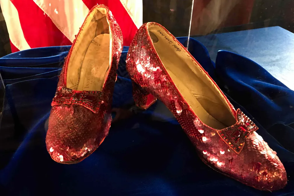 Imagem Ilustrando a Notícia: Homem acusado de furtar os sapatos vermelhos de personagem de Judy Garland no filme ‘O mágico de OZ’ é indiciado nos Estados Unidos