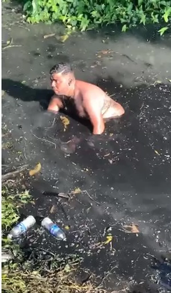Imagem Ilustrando a Notícia: Homem pula em valão na Barra da Tijuca para resgatar celular caro