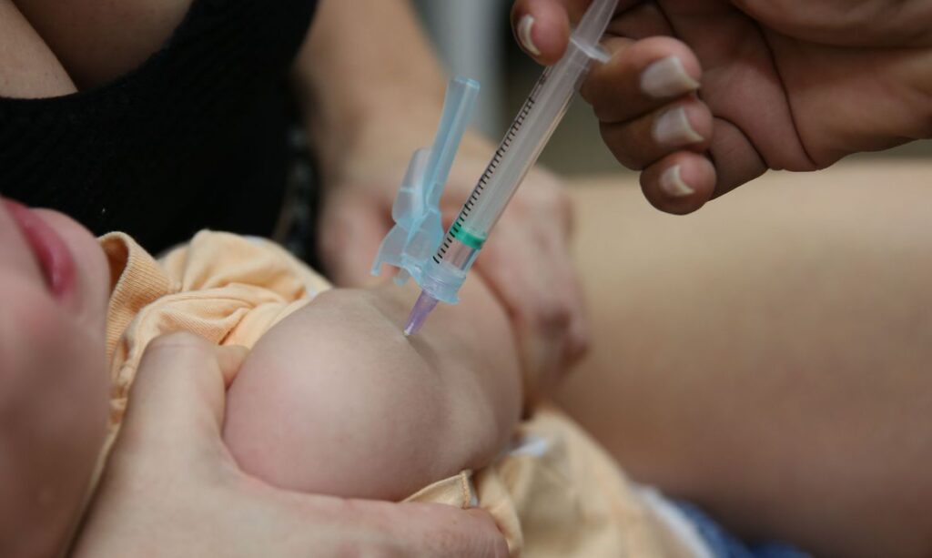 Imagem Ilustrando a Notícia: Fake news sobre vacinas disseminam temor entre famílias, diz pesquisa 