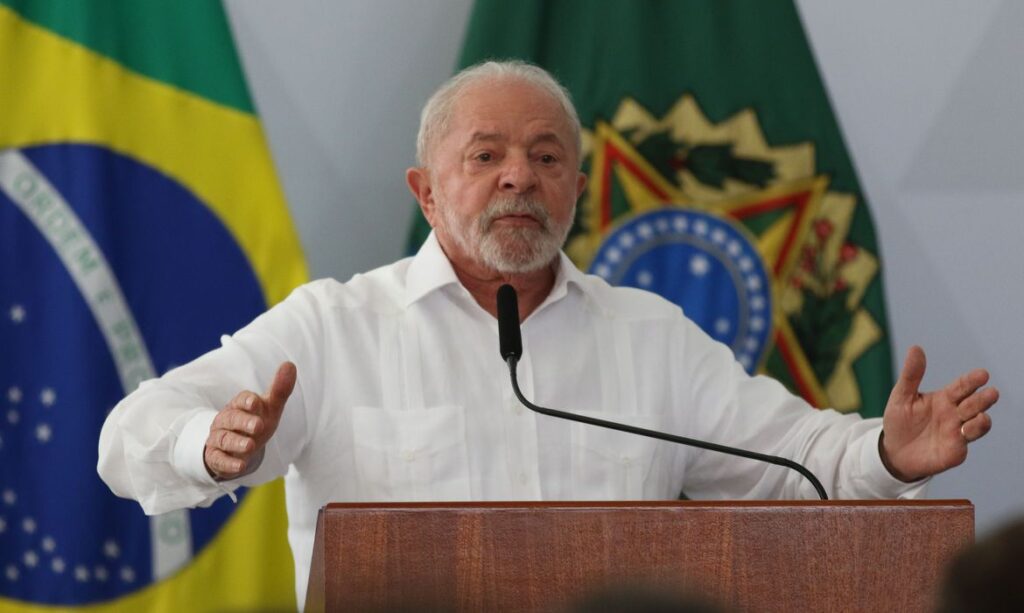 Imagem Ilustrando a Notícia: Lula anuncia salário mínimo de R$ 1.320 e isenção de IR para quem recebe até R$ 2.640
