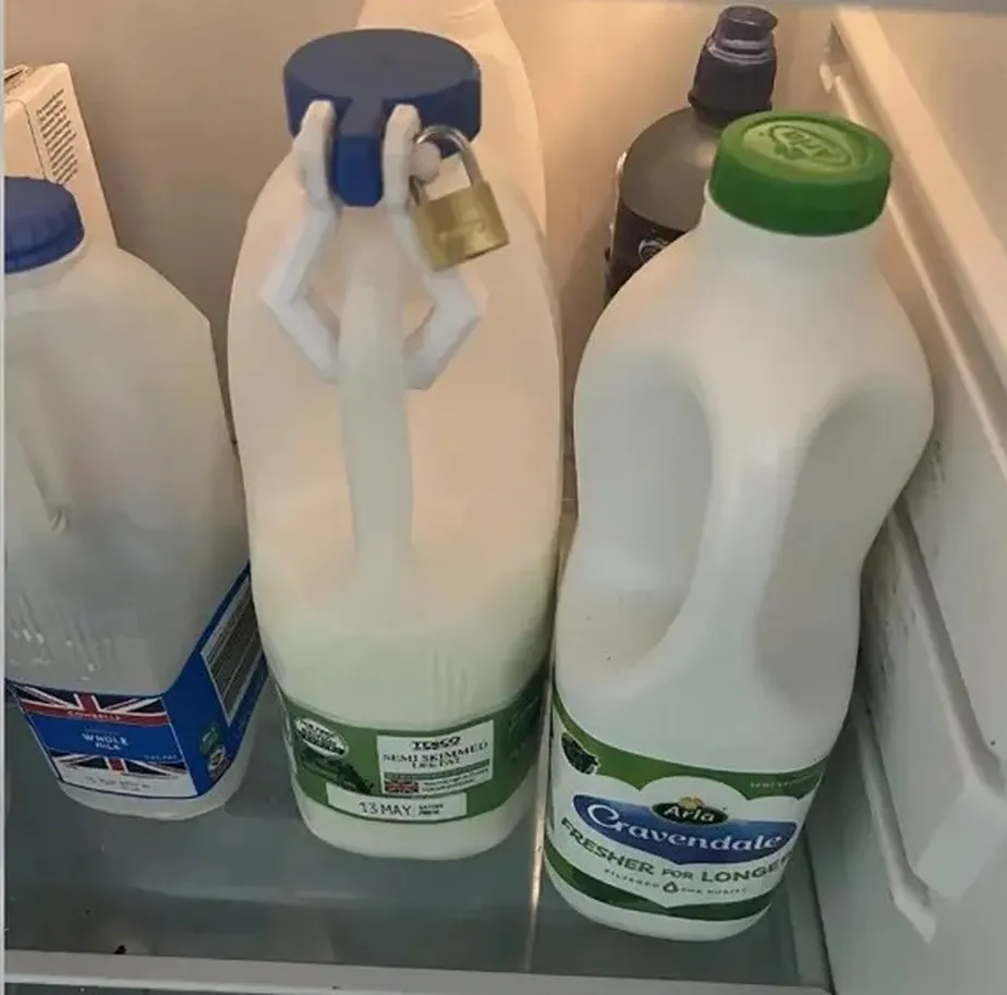 Imagem Ilustrando a Notícia: Funcionário coloca cadeado em leite por não confiar em colegas
