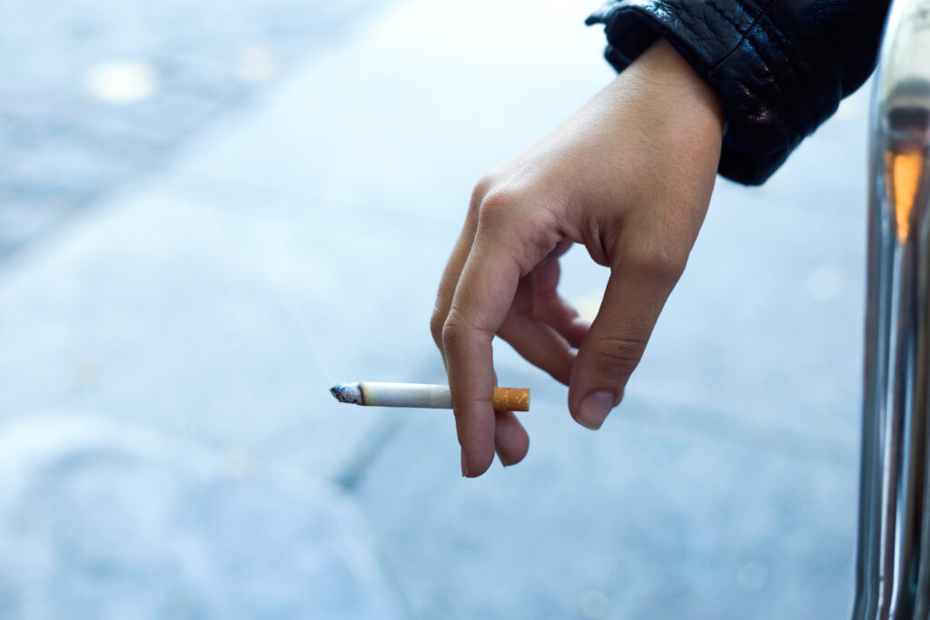 Imagem Ilustrando a Notícia: Efeitos da solidão se comparam a males do cigarro; entenda