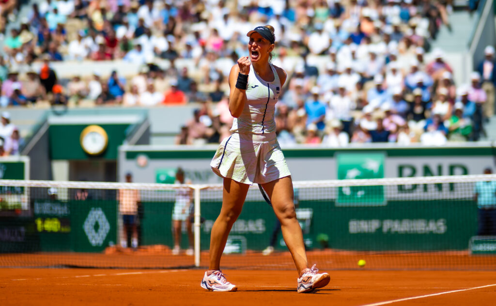 Imagem Ilustrando a Notícia: Beatriz Haddad Maia faz história em Roland Garros e alcança as quartas-de-final