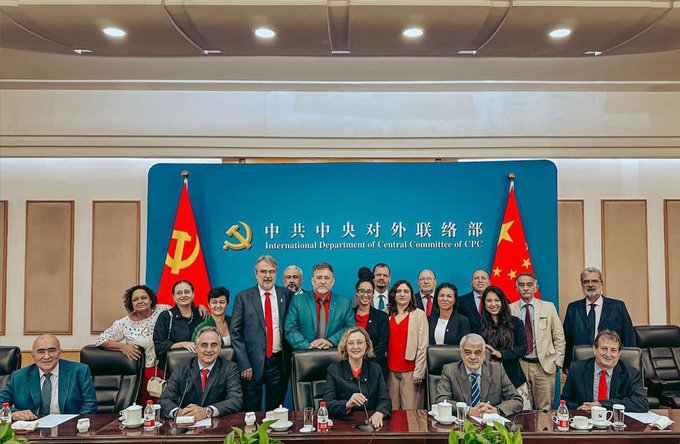 Imagem Ilustrando a Notícia: Depois de Lula, PT vai à China discutir com Partido Comunista Chinês