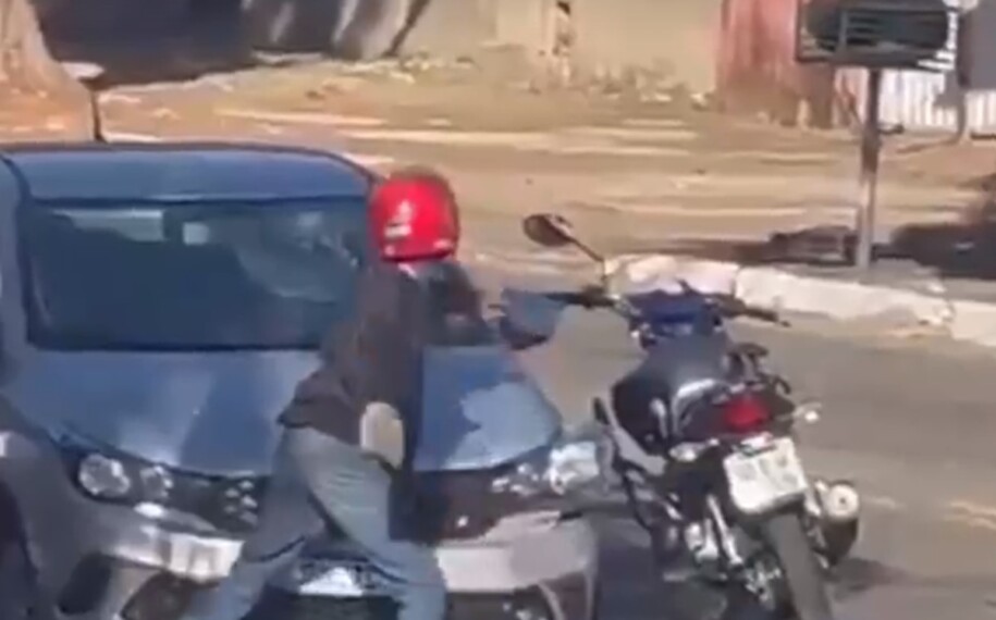 Imagem Ilustrando a Notícia: Após colidir com veículo em rotatória, motociclista se irrita e quebra vidros de carro em Goiânia