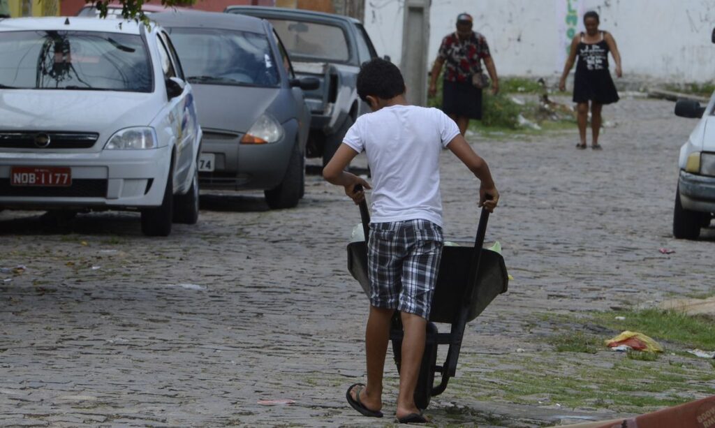 Imagem Ilustrando a Notícia: Brasil resgatou 702 menores do trabalho infantil entre janeiro e abril
