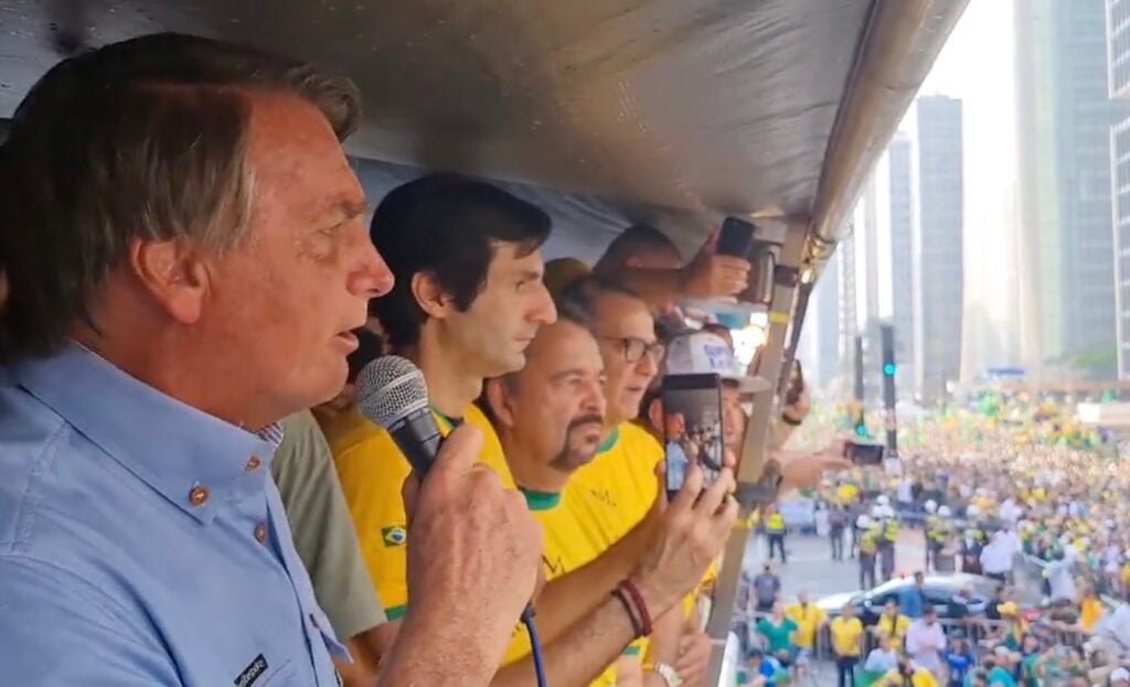 Imagem Ilustrando a Notícia: Bolsonaro é multado por não usar máscara em ato de 7 de setembro