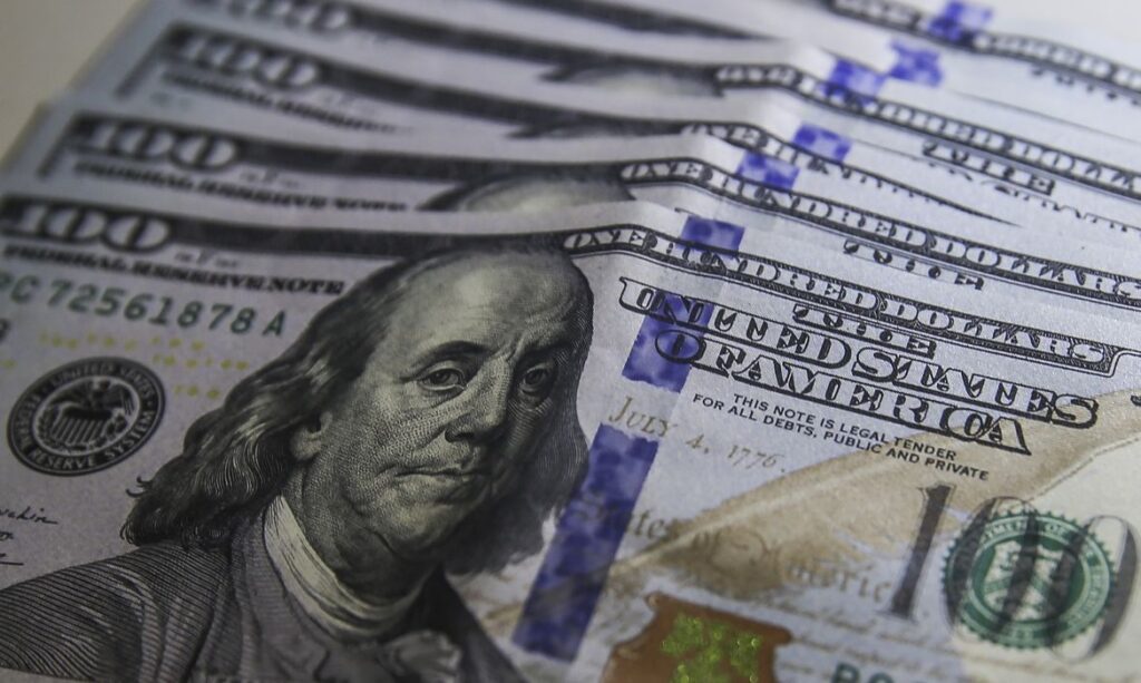 Imagem Ilustrando a Notícia: Dólar cai para R$ 4,86 e fecha no menor nível em um ano
