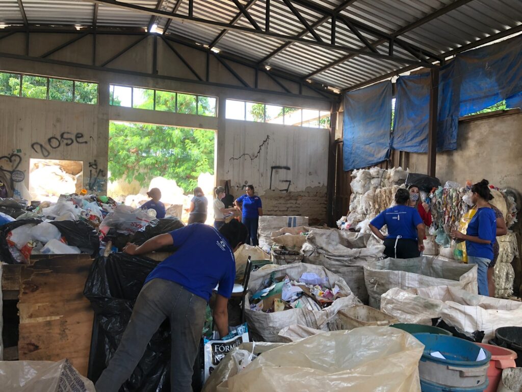 Imagem Ilustrando a Notícia: Retomada participa com debate sobre reciclagem e cursos profissionalizantes no Fica