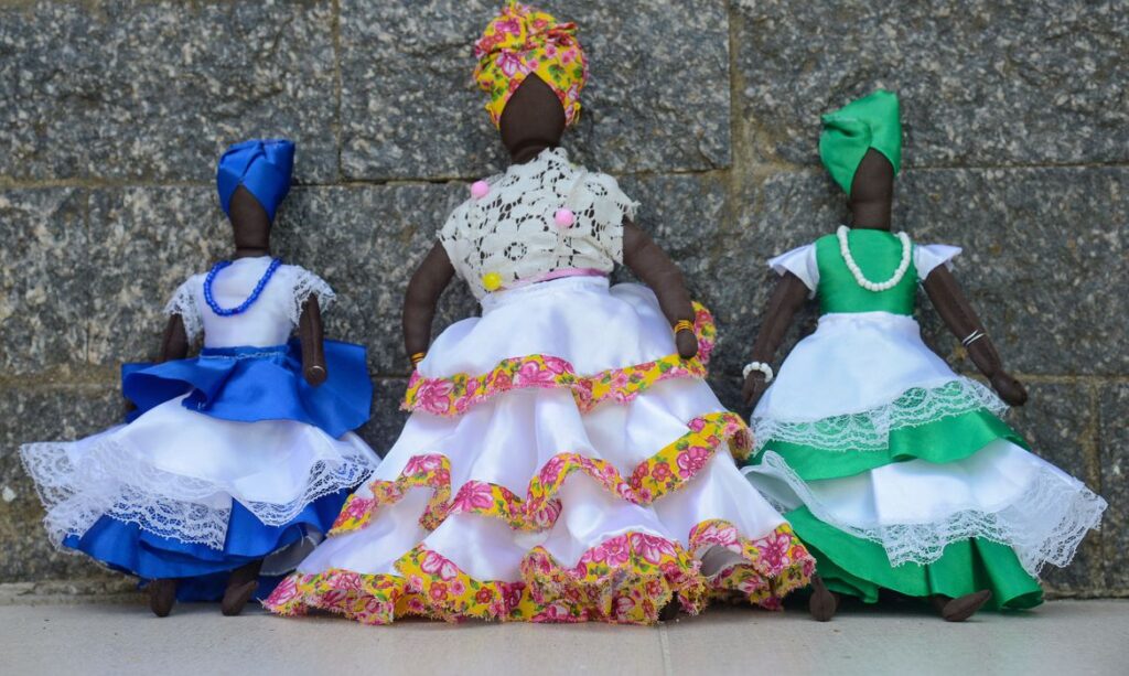 Imagem Ilustrando a Notícia: Bonecas de pano trazem referências às matriarcas do samba