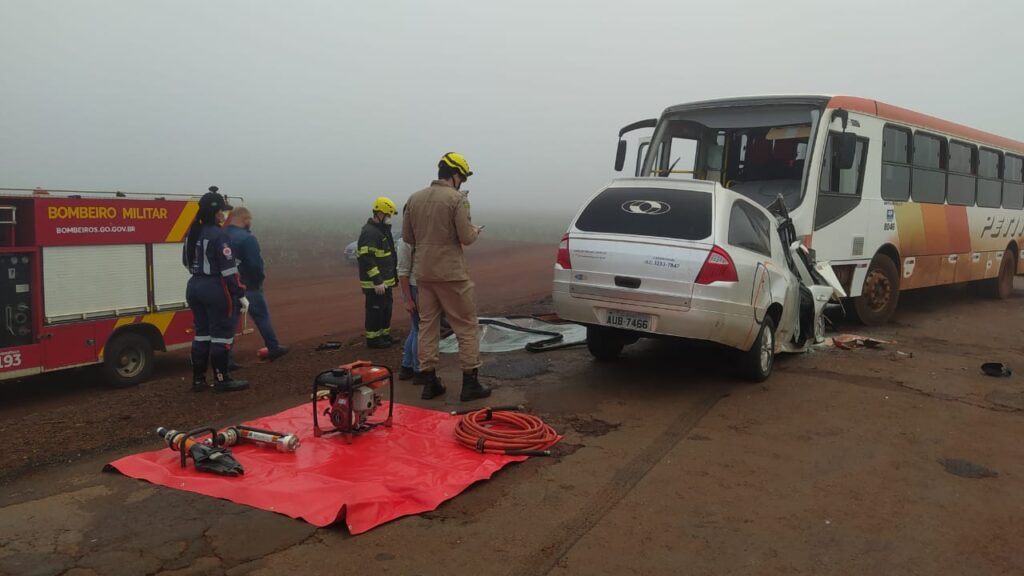 Imagem Ilustrando a Notícia: Motorista morre em colisão entre carro e ônibus na GO-040, na zona rural de Goiatuba