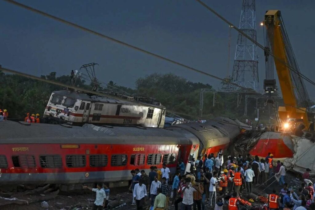 Imagem Ilustrando a Notícia: Mega-acidente de trem deixa mais de 280 pessoas mortas na Índia; Veja o vídeo
