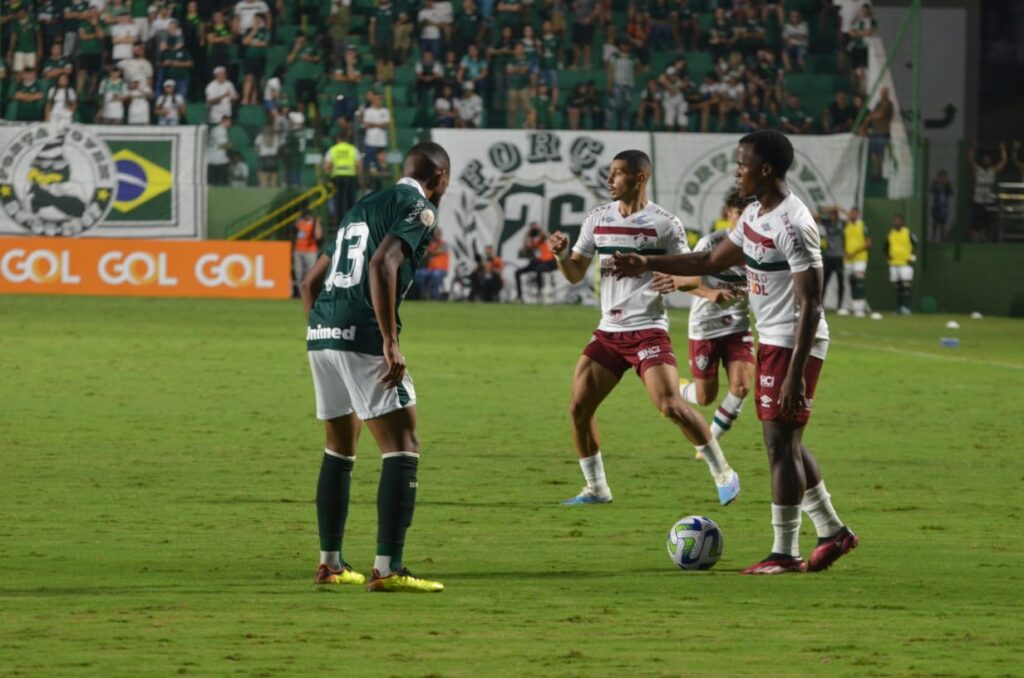 Imagem Ilustrando a Notícia: Goiás empata com o Fluminense e segue na zona do rebaixamento da Série A