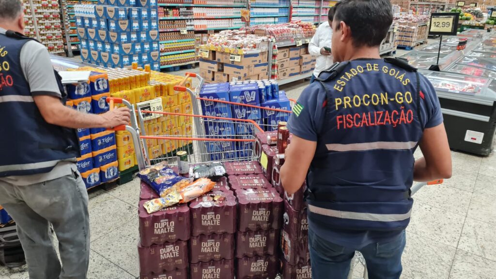 Imagem Ilustrando a Notícia: Procon apreende quase 900 latas de cerveja vencidas em supermercado de Goiânia