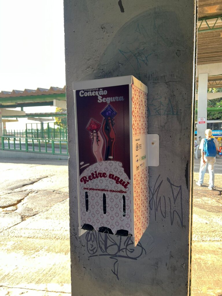 Imagem Ilustrando a Notícia: Ação “Conexão Segura” implanta displays com preservativos em terminais de ônibus de Goiânia