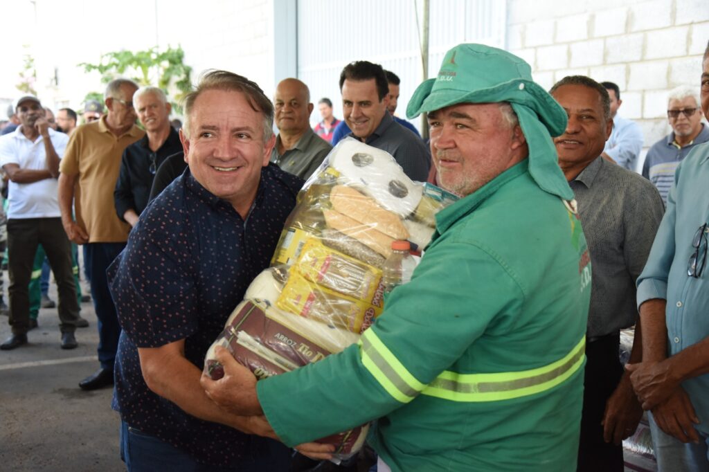 Imagem Ilustrando a Notícia: Servidores recebem mais de 500 cestas de alimentos, em Aparecida de Goiânia