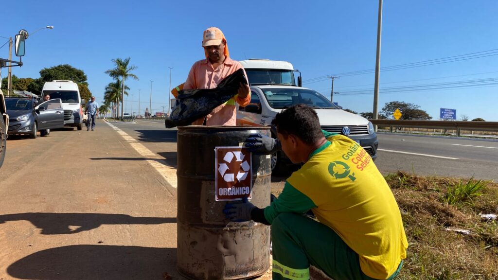 Imagem Ilustrando a Notícia: Funcionários da Comurg recolhem cerca de 8,5 toneladas de resíduos da Rodovia dos Romeiros