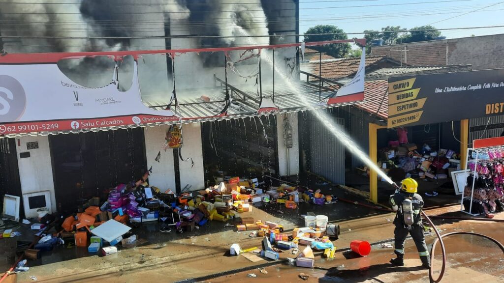 Imagem Ilustrando a Notícia: Incêndio atinge estabelecimento comercial no Setor Pontakayana, em Trindade