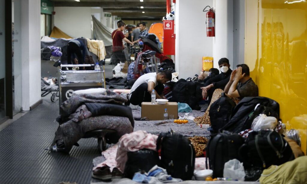 Imagem Ilustrando a Notícia: Dino diz que afegãos acampados em aeroporto vão ficar em hoteis
