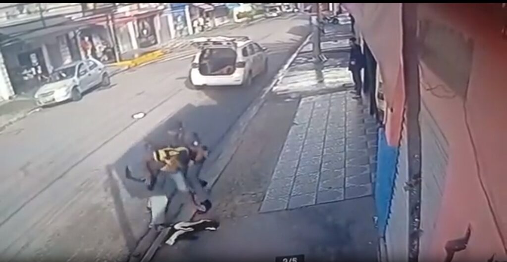 Imagem Ilustrando a Notícia: Homem rouba arma de policial durante abordagem e atira contra dois agentes; assista