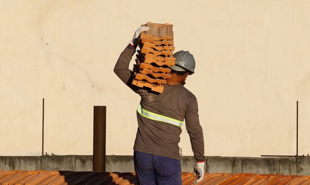 Imagem Ilustrando a Notícia: Indústria da construção está empregando mais no país, diz CNI
