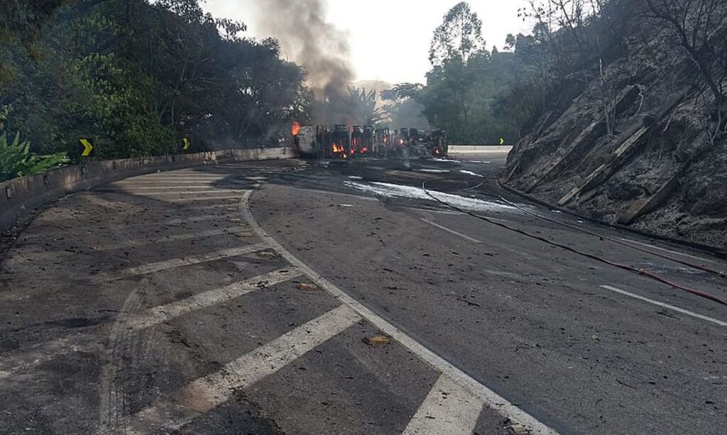 Imagem Ilustrando a Notícia: Acidente com caminhão interdita a BR-040 na pista sentido Petrópolis