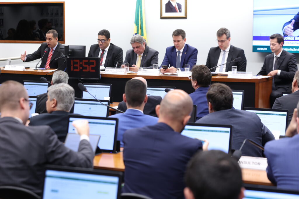 Imagem Ilustrando a Notícia: CPI das Apostas Esportivas ouve representantes de árbitros e atletas de Goiás