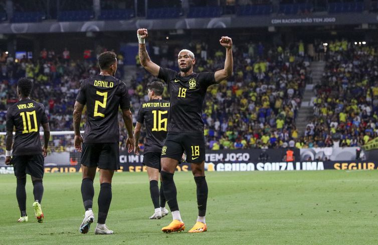 Imagem Ilustrando a Notícia: Com 4 gols o Brasil vence a seleção de Guiné em amistoso marcado pela luta contra o racismo