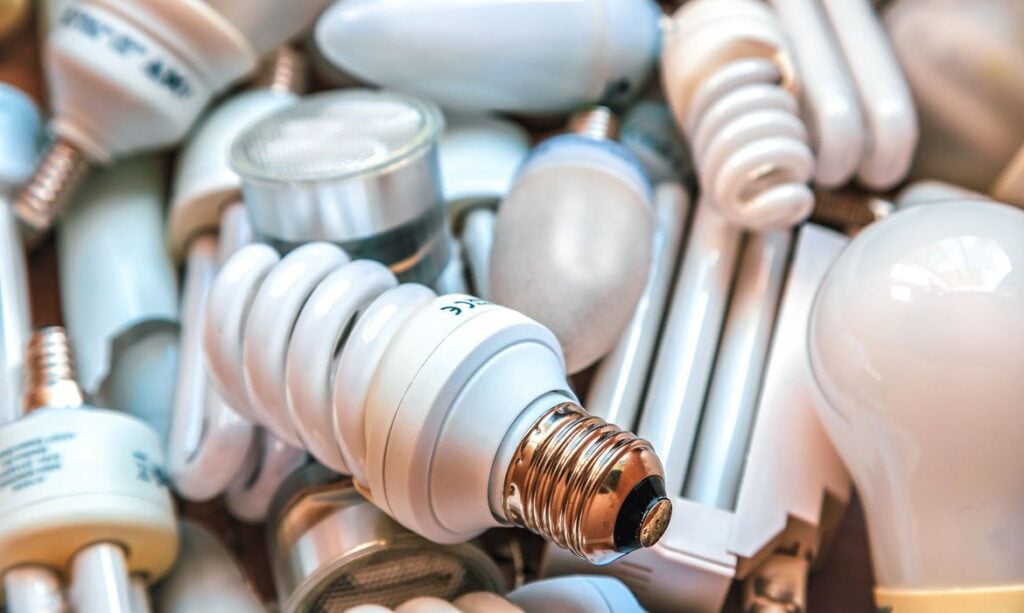 Imagem Ilustrando a Notícia: Brasil quer eliminar lâmpadas com mercúrio até 2025