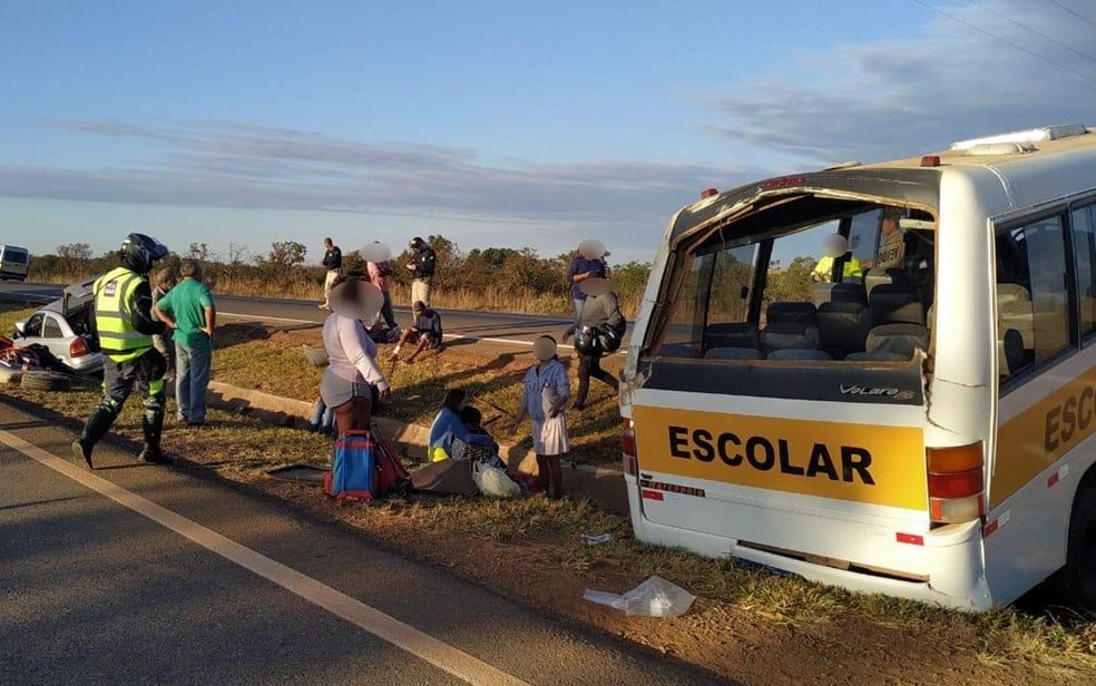 Imagem Ilustrando a Notícia: Acidente na BR-040 envolvendo um ônibus escolar deixa seis crianças feridas