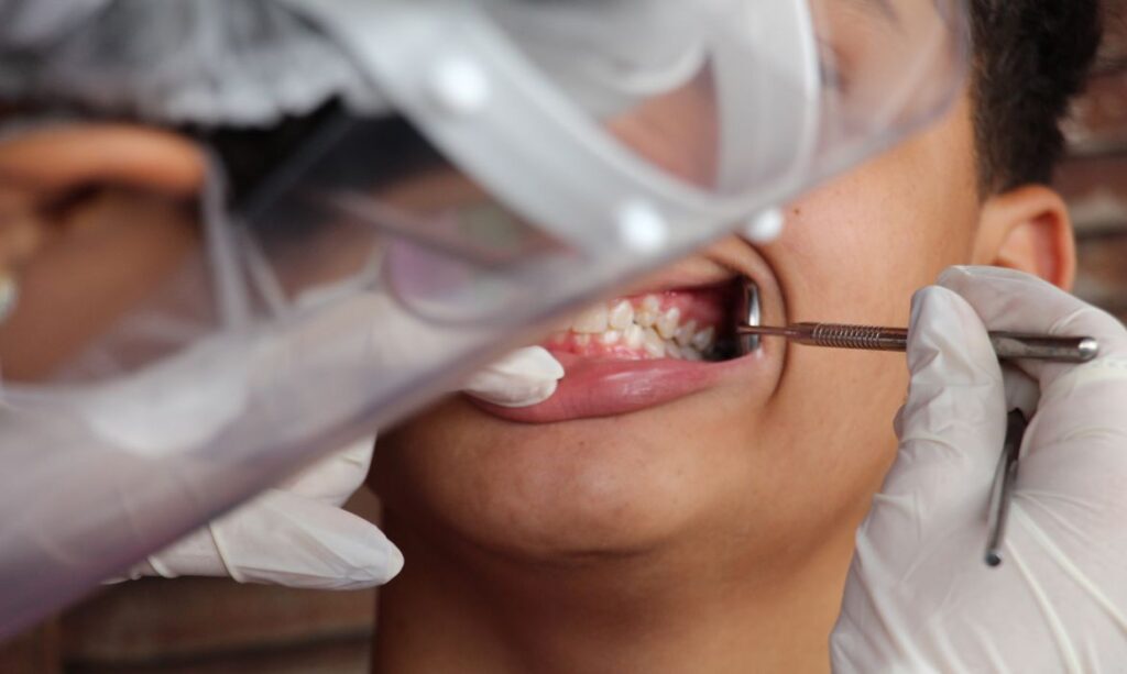 Imagem Ilustrando a Notícia: Ir ao dentista duas vezes ao ano é essencial para manter saúde bucal, diz especialista