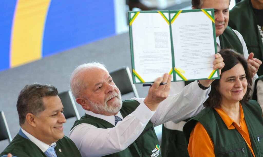 Imagem Ilustrando a Notícia: Lula sanciona lei do Mais Médicos