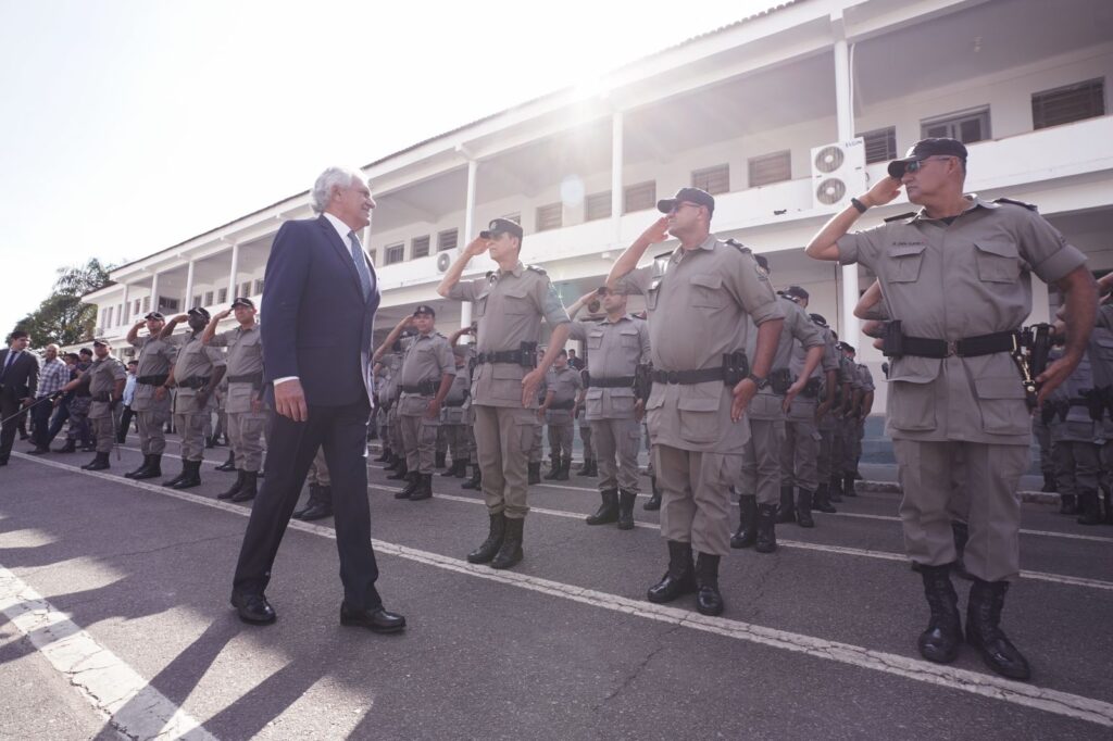 Imagem Ilustrando a Notícia: Caiado recebe 852 novos policiais militares