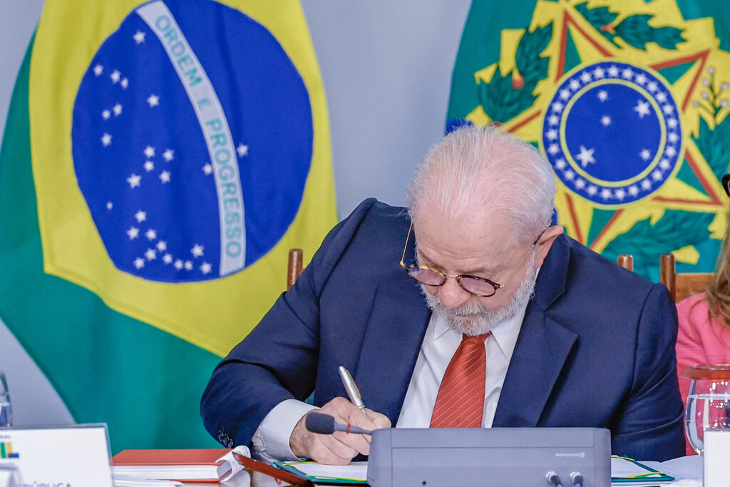 Imagem Ilustrando a Notícia: Lula reduz limite de armas para CACs e define que PF passará a fiscalizar