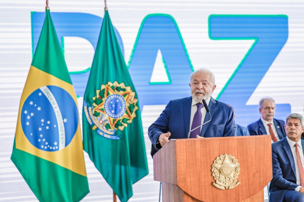 Imagem Ilustrando a Notícia: Lula diz que quer fechar clubes de tiro particulares