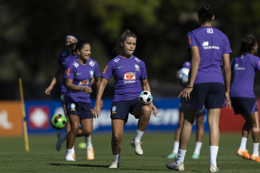Imagem Ilustrando a Notícia: Meninas do Brasil realizam primeiro treino na Austrália e numeração oficial é divulgada