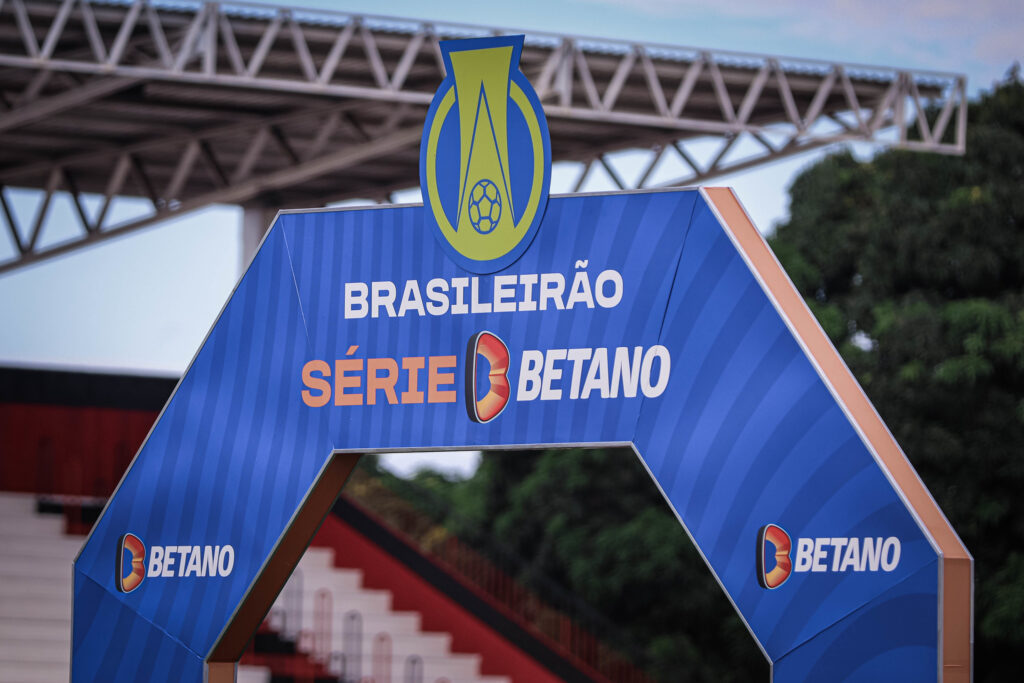Imagem Ilustrando a Notícia: De olho nos três pontos, Vila Nova e Atlético-GO entram em campo pelo 2º turno da Série B