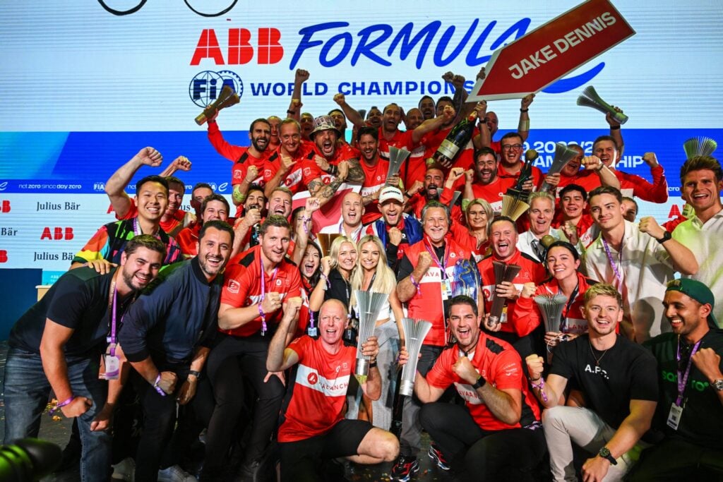 Imagem Ilustrando a Notícia: Jake Dennis se sagra campeão da Fórmula E e Envision fatura o título mundial de equipes