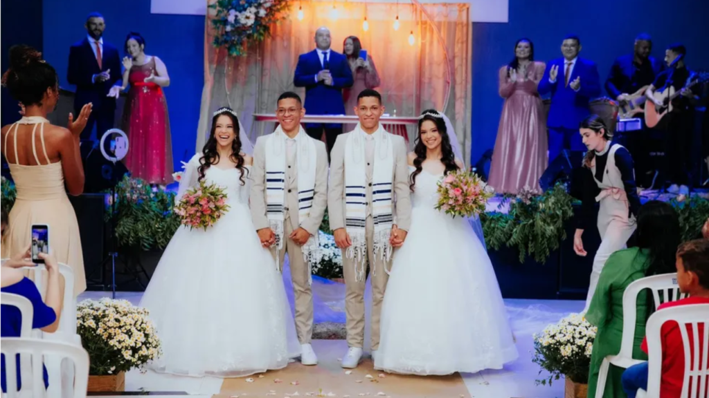 Imagem Ilustrando a Notícia: Casamento Duplo: irmãs gêmeas entram juntas na igreja para matrimônio com irmãos gêmeos
